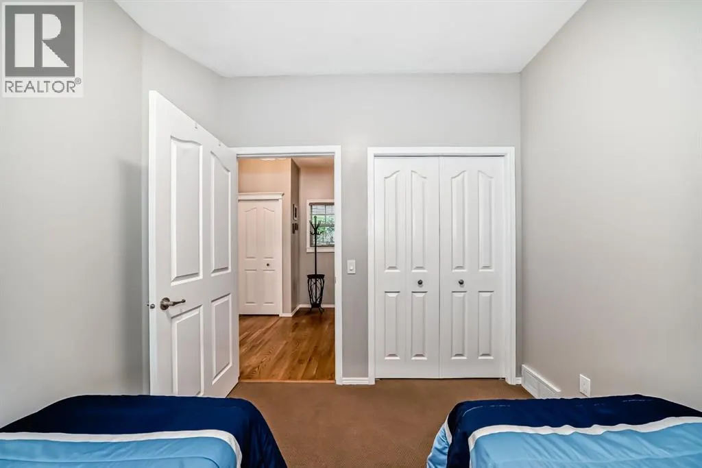 42 Inverness Close SE