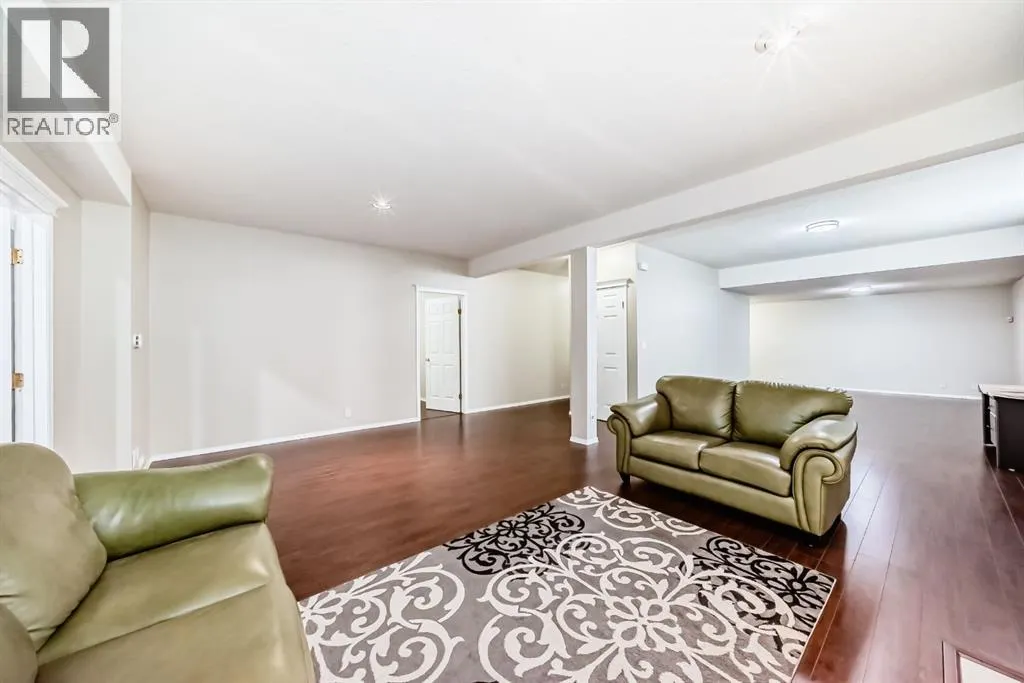 42 Inverness Close SE