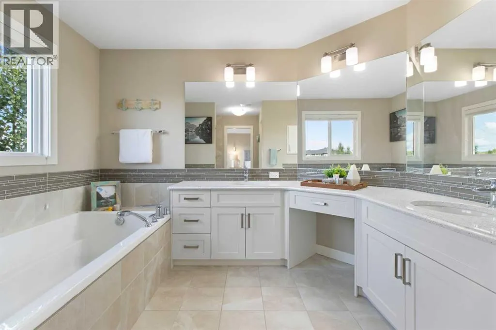33 Silverado Crest Bay SW