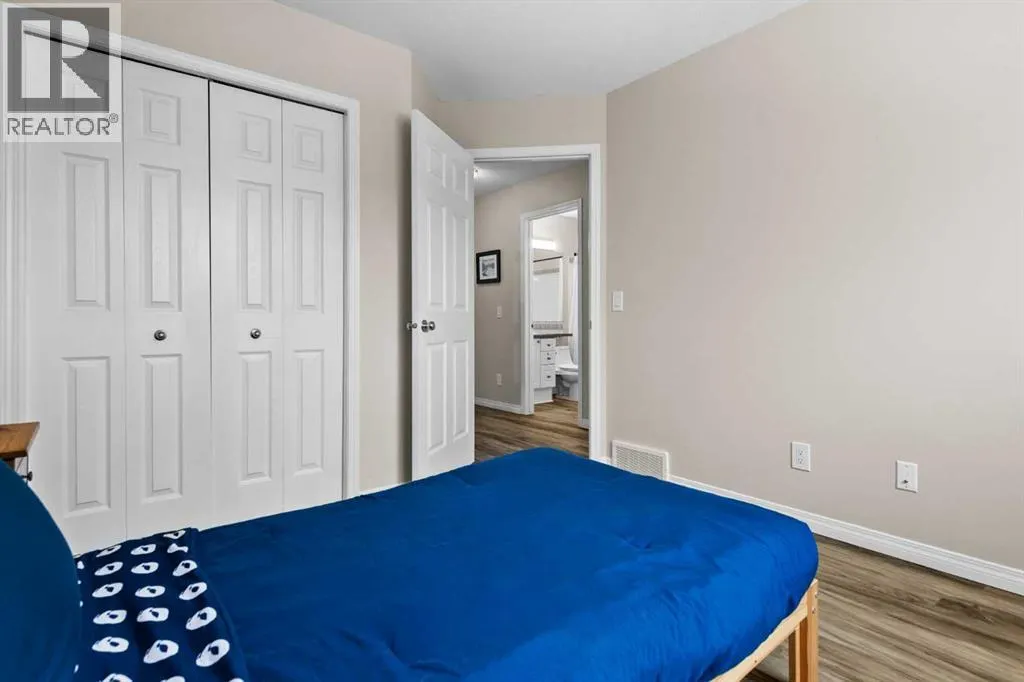 96 Simcoe Place SW