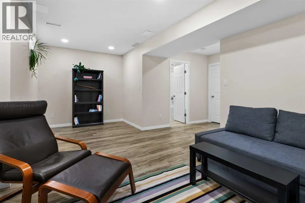 96 Simcoe Place SW