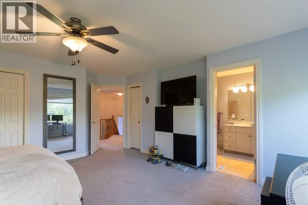 210 Evergreen Mews SW