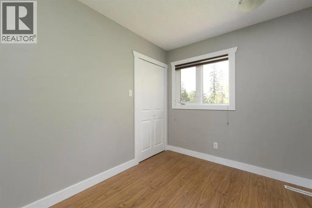 1 Pond Crescent