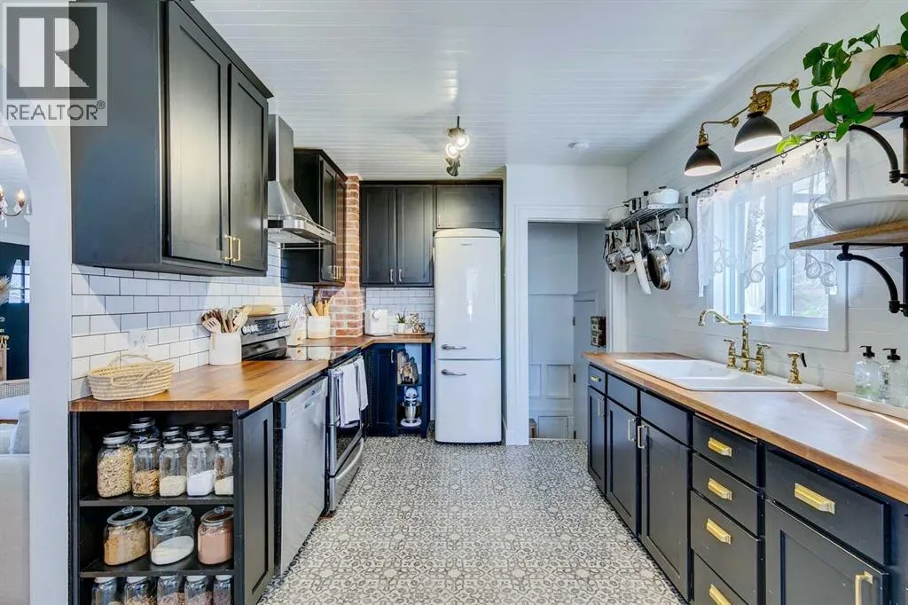 37 Elma Street W