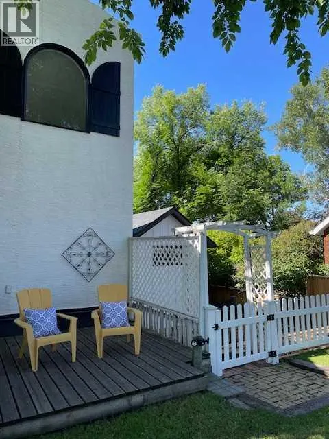 37 Elma Street W