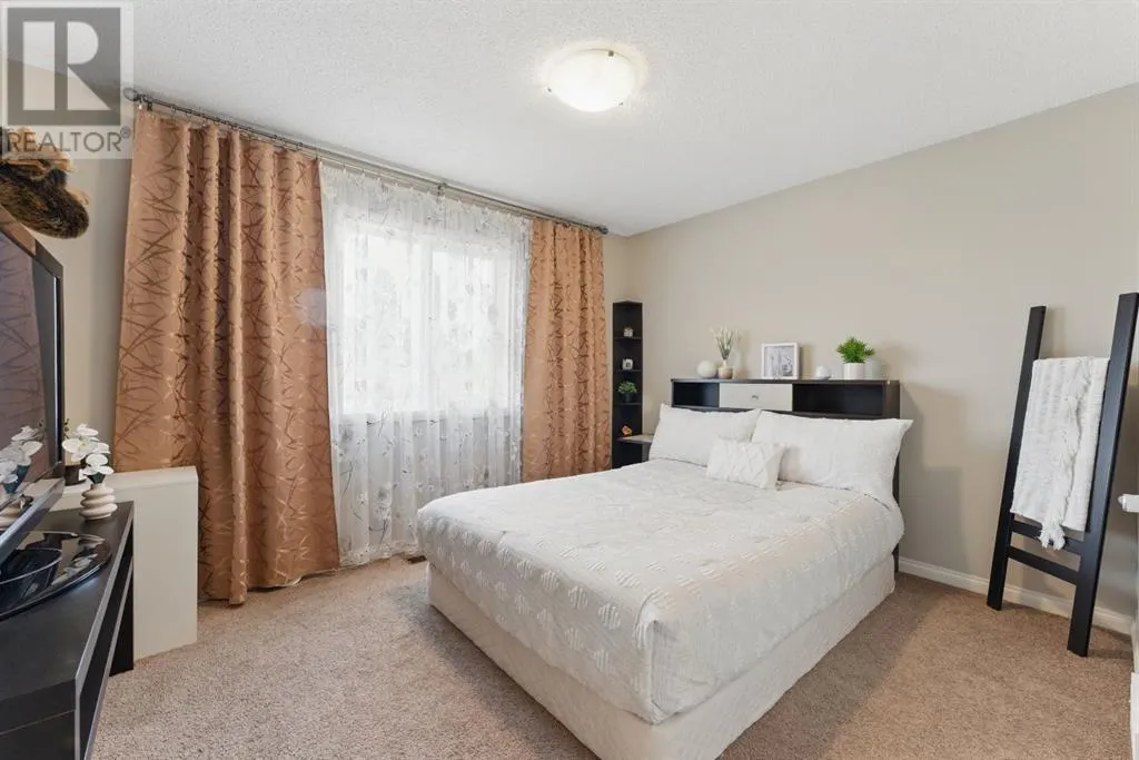 327 Cranleigh View SE