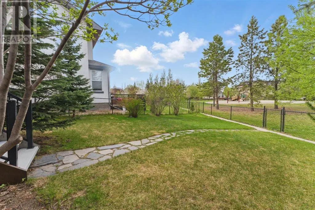 327 Cranleigh View SE