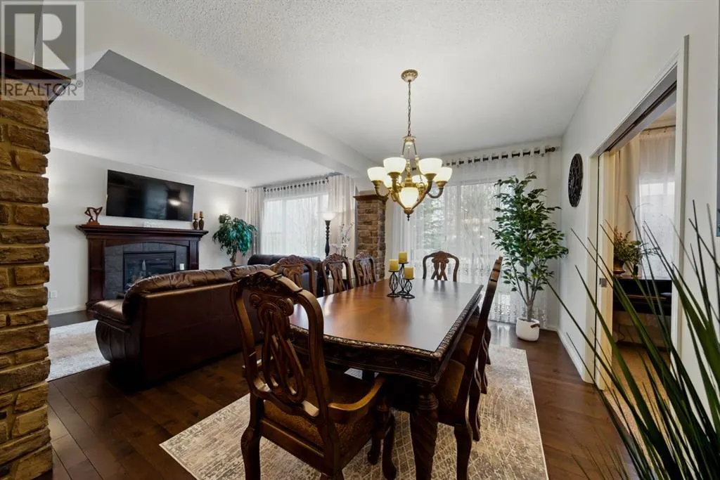 327 Cranleigh View SE