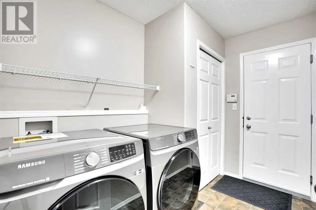 216 West Lakeview Circle