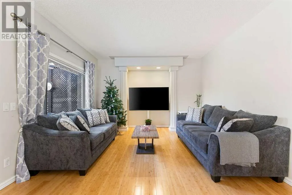 11 Simcoe Crescent SW