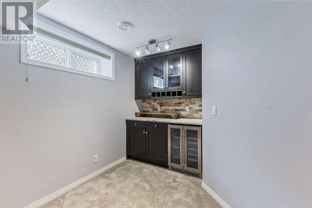 11 Simcoe Crescent SW