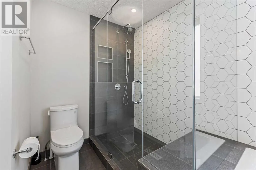 11 Simcoe Crescent SW