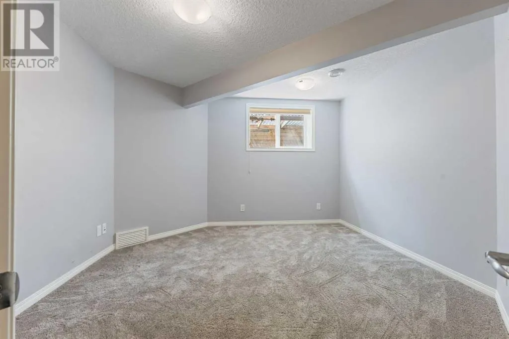 11 Simcoe Crescent SW