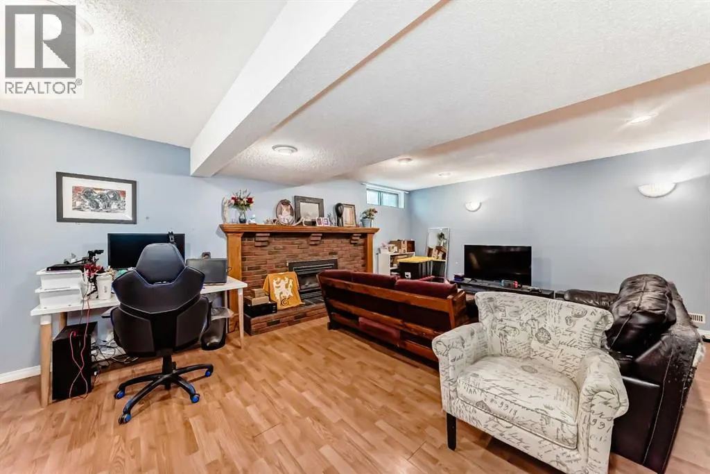 24 Templehill Bay NE