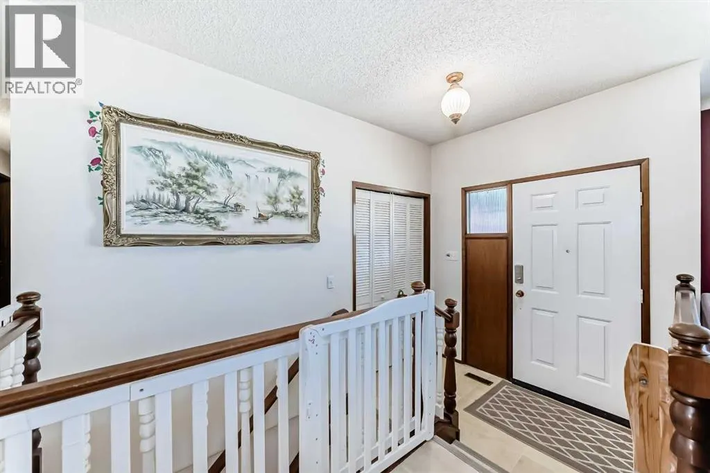 24 Templehill Bay NE