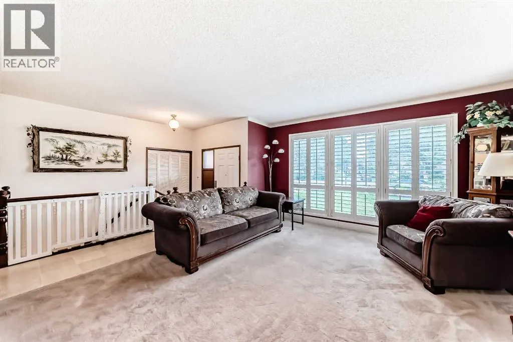 24 Templehill Bay NE