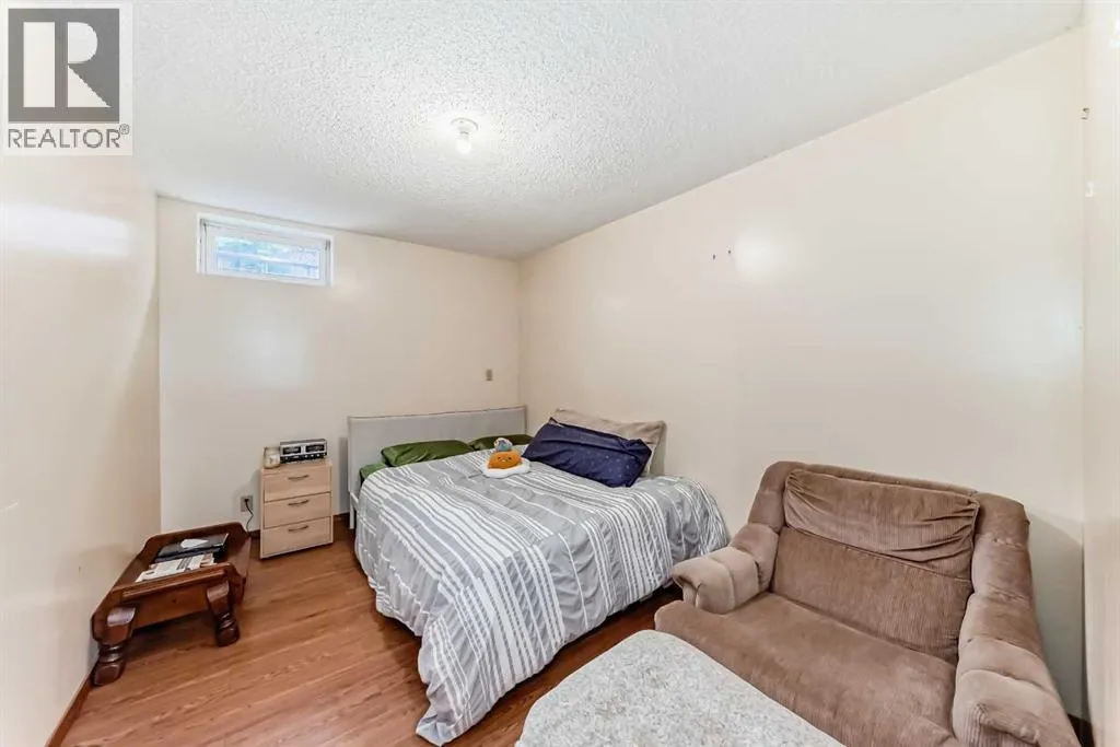 24 Templehill Bay NE