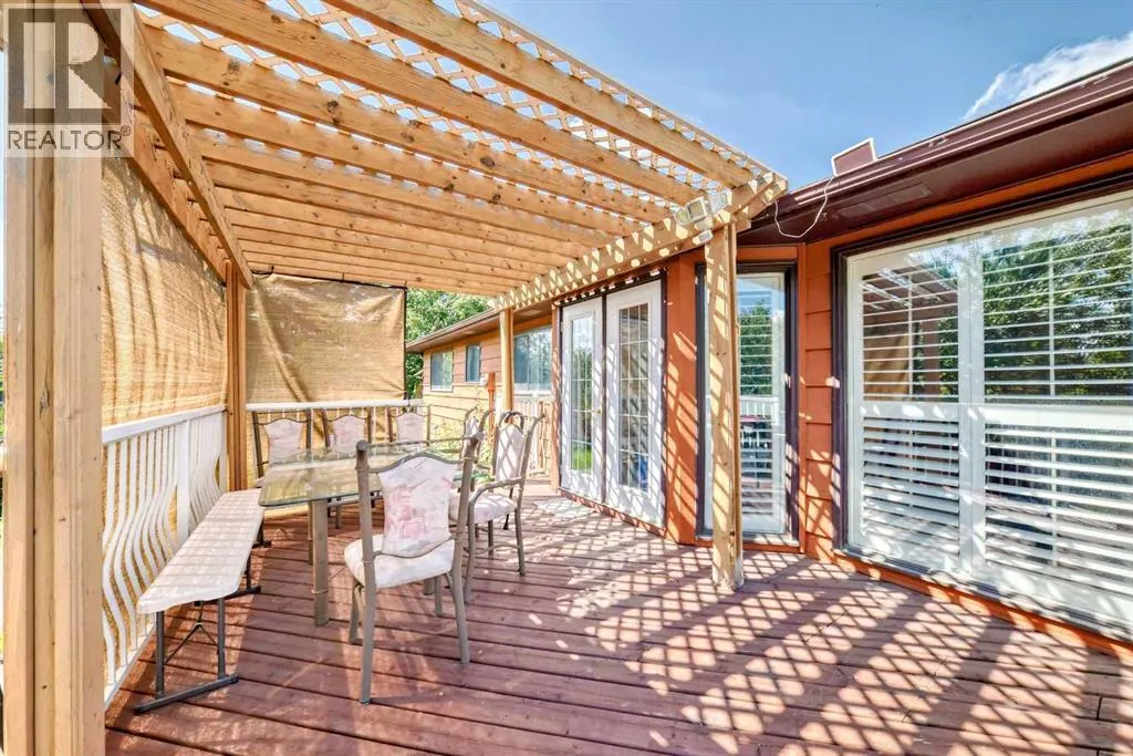 24 Templehill Bay NE