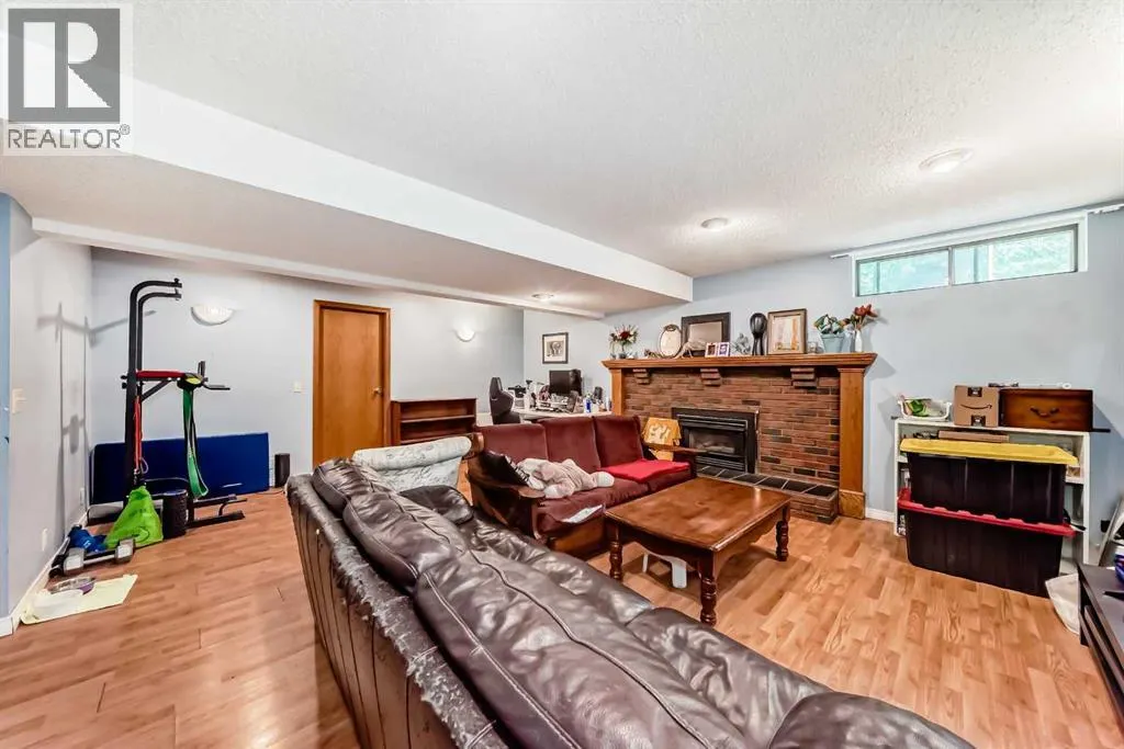24 Templehill Bay NE