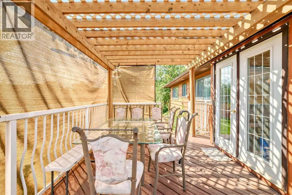 24 Templehill Bay NE