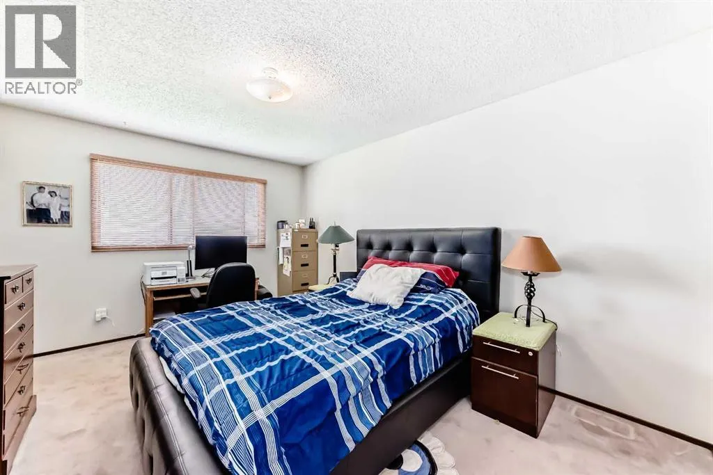 24 Templehill Bay NE