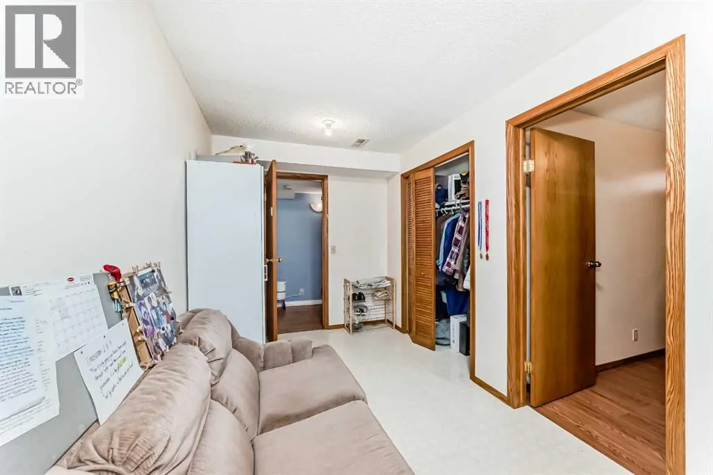 24 Templehill Bay NE