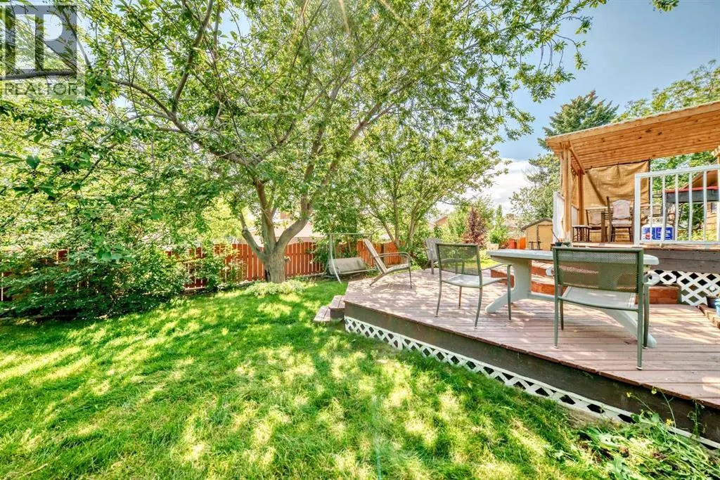 24 Templehill Bay NE