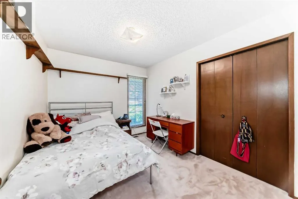 24 Templehill Bay NE