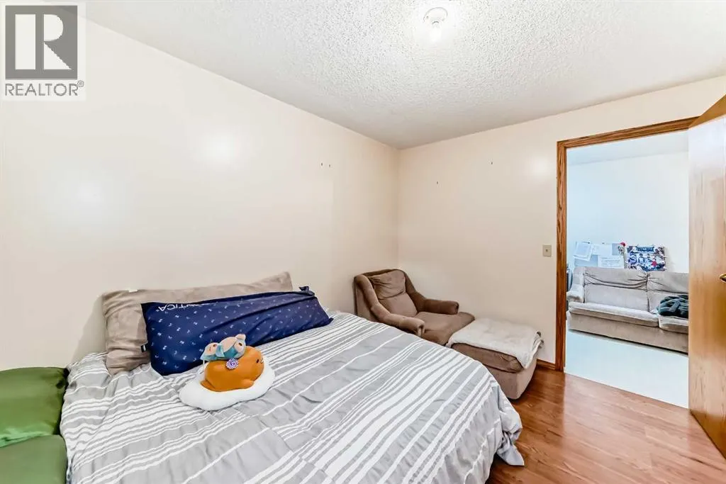 24 Templehill Bay NE