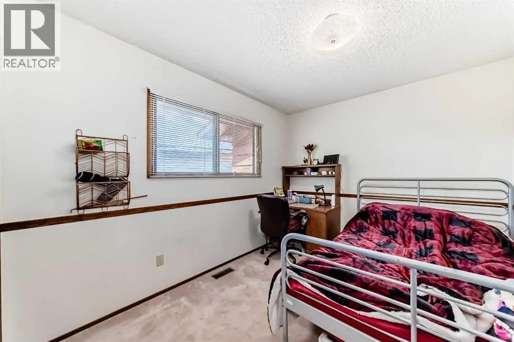 24 Templehill Bay NE