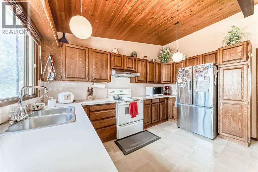 24 Templehill Bay NE