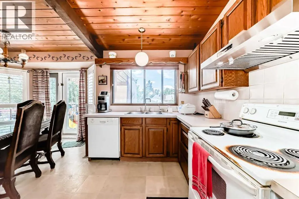 24 Templehill Bay NE
