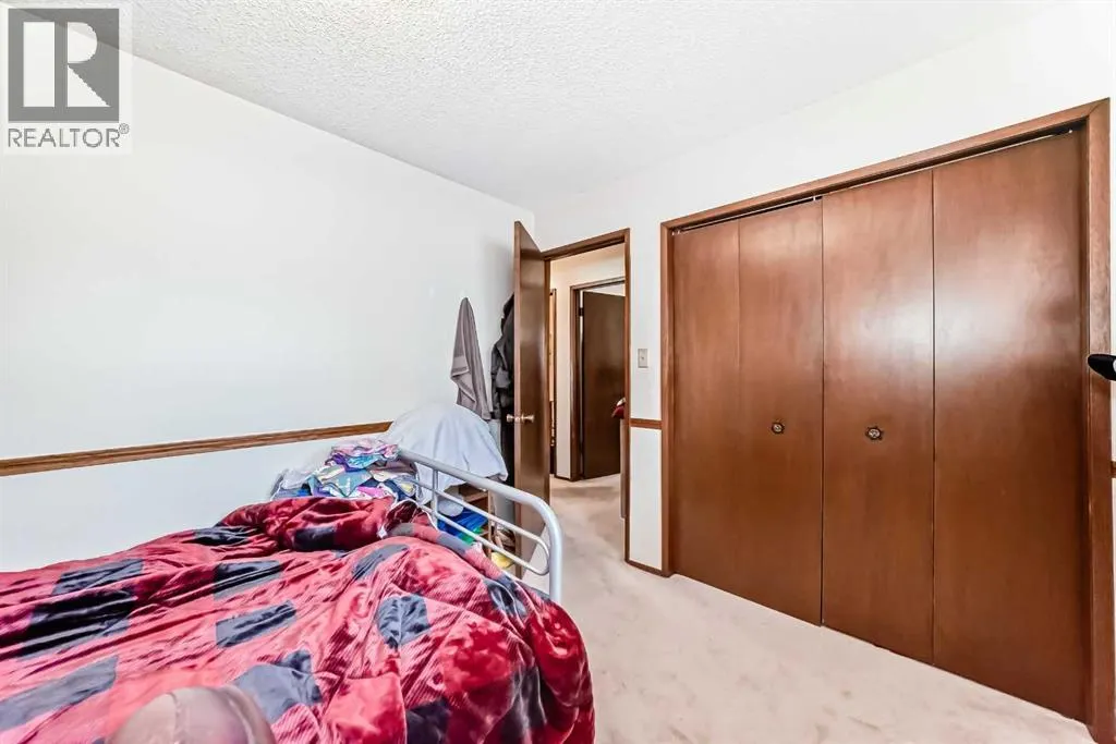 24 Templehill Bay NE