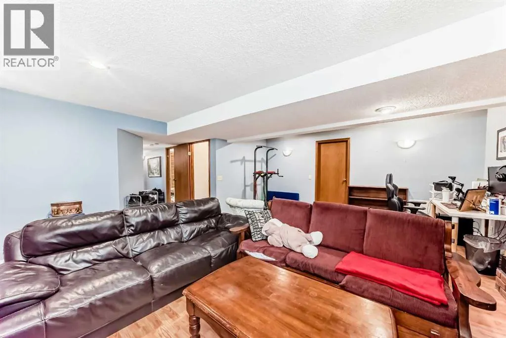 24 Templehill Bay NE