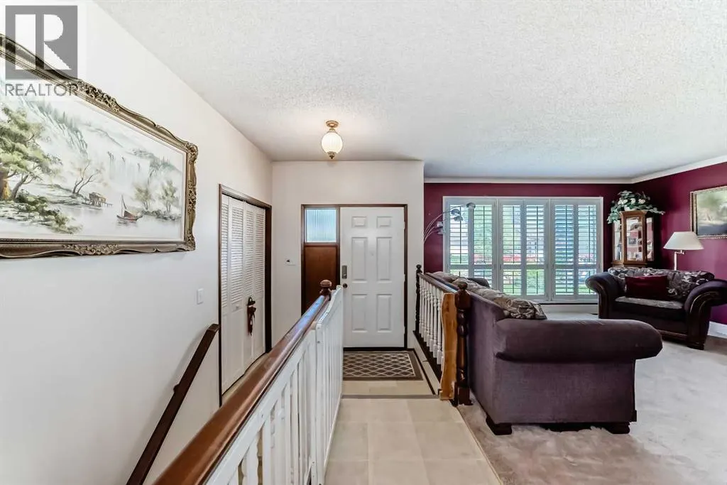 24 Templehill Bay NE