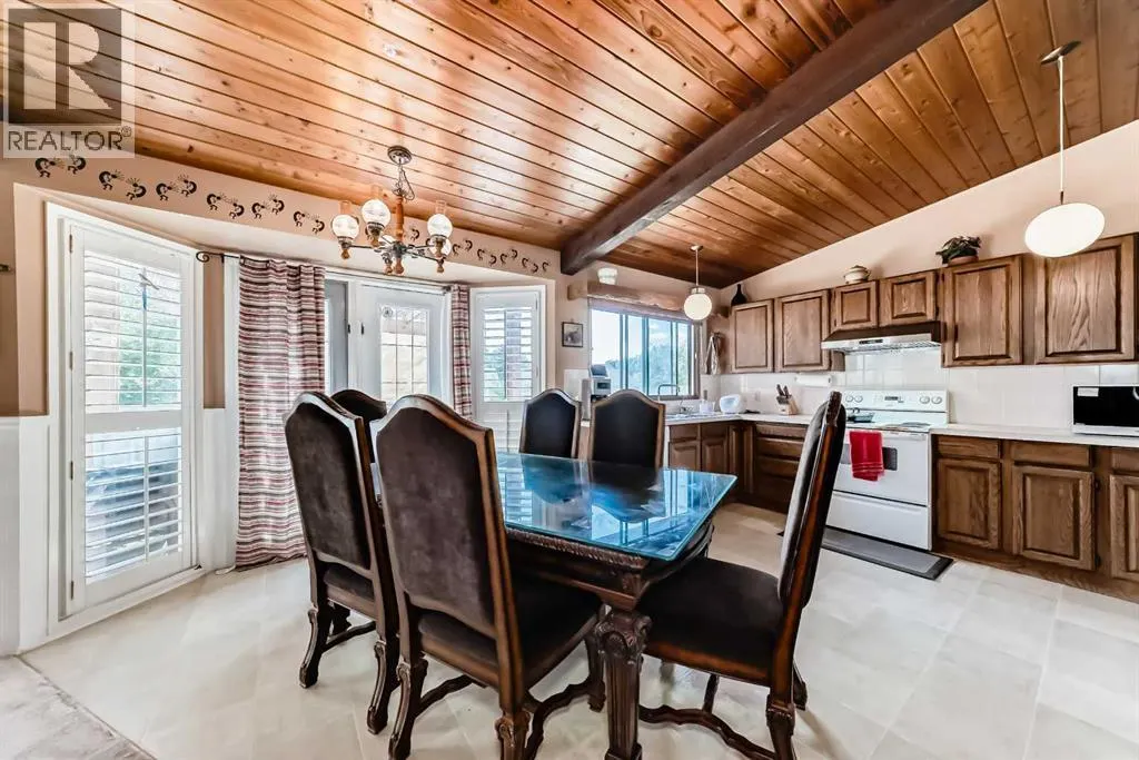 24 Templehill Bay NE