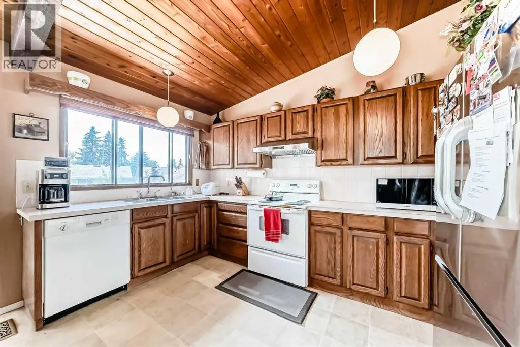 24 Templehill Bay NE