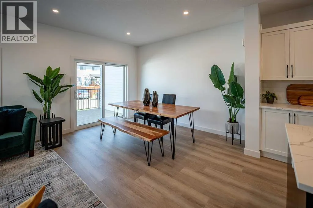 42 Earl Close