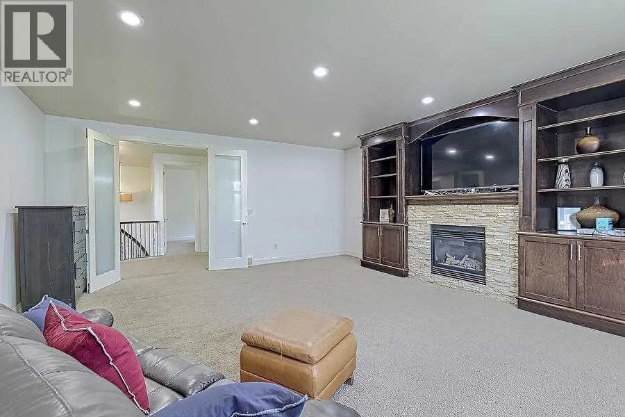 16 Rockcliff Point NW