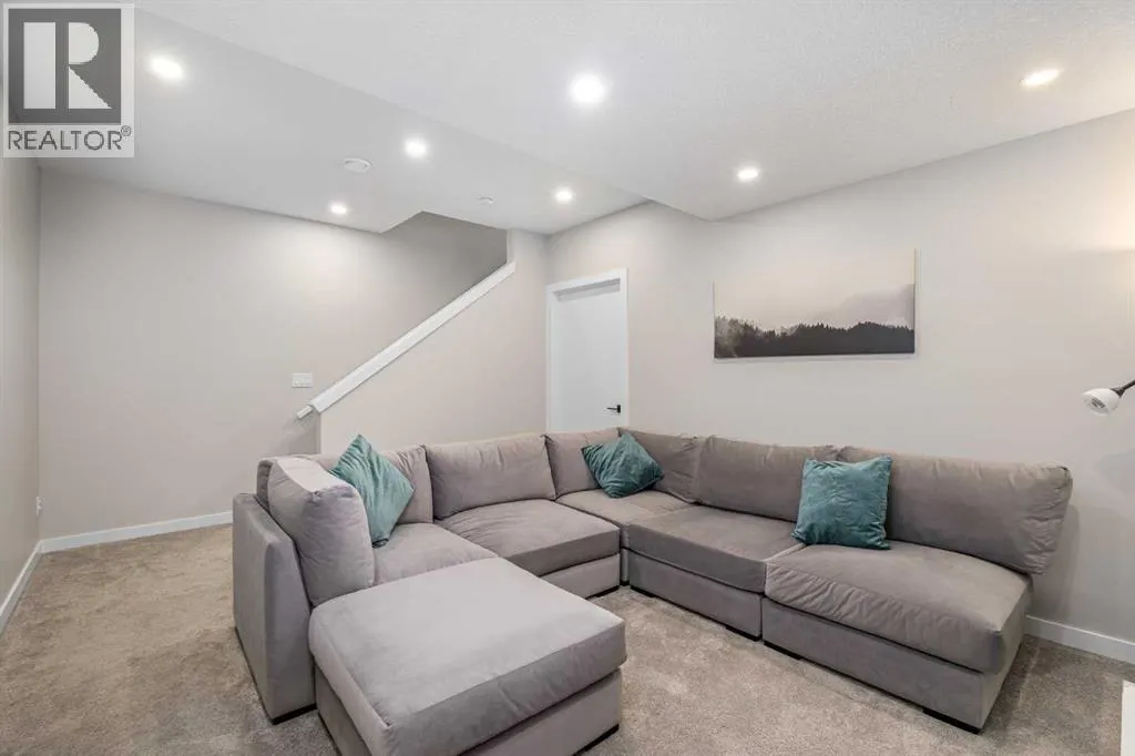 245 Masters Row SE