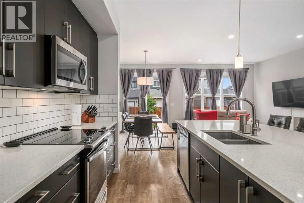 245 Masters Row SE