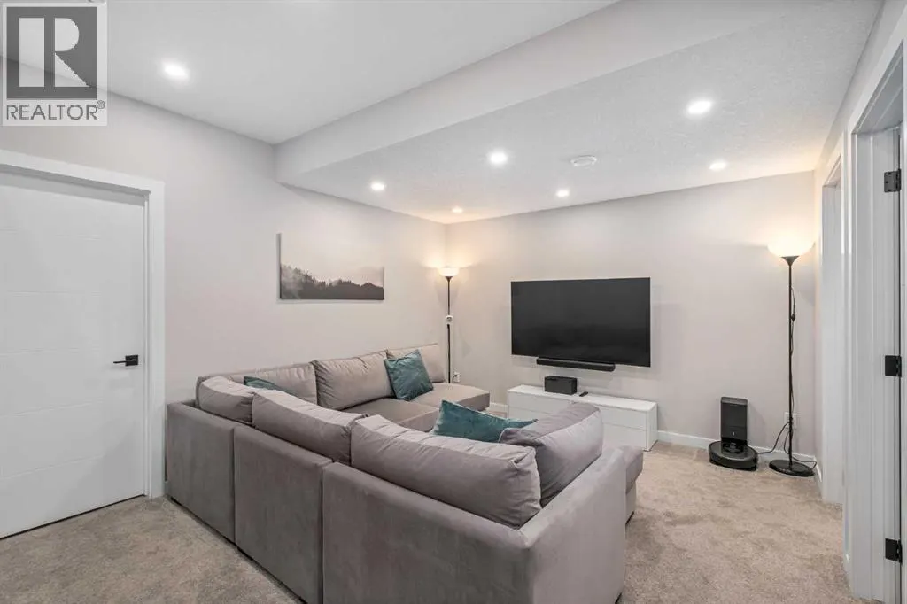 245 Masters Row SE