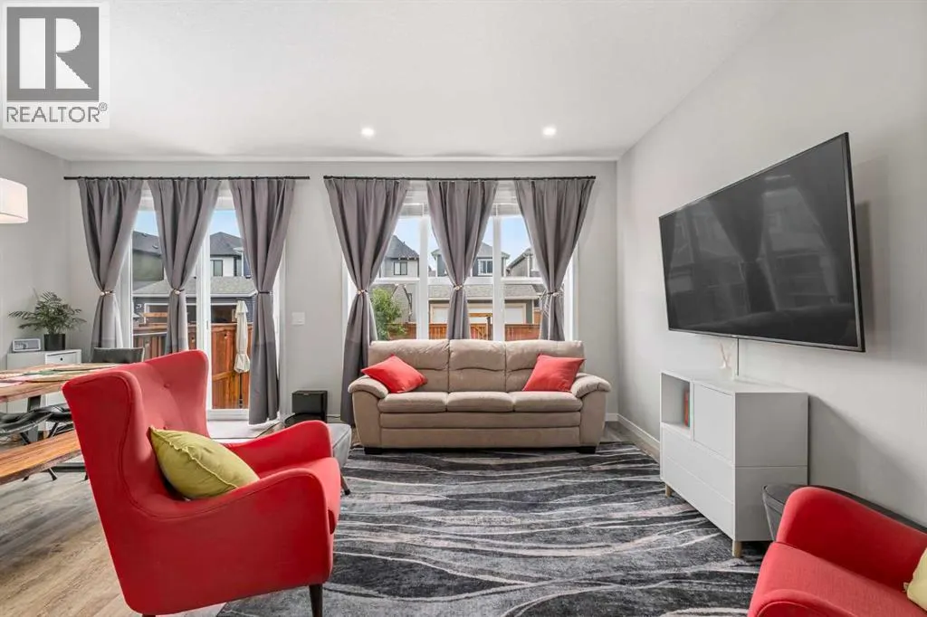 245 Masters Row SE