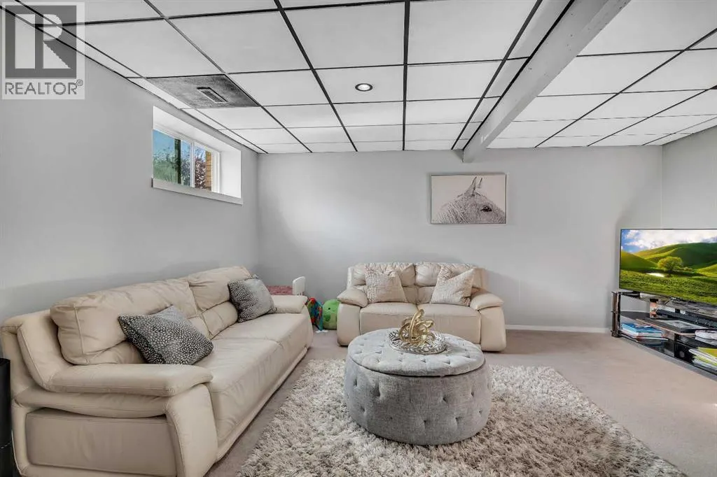 225 Elgin Meadows Park SE