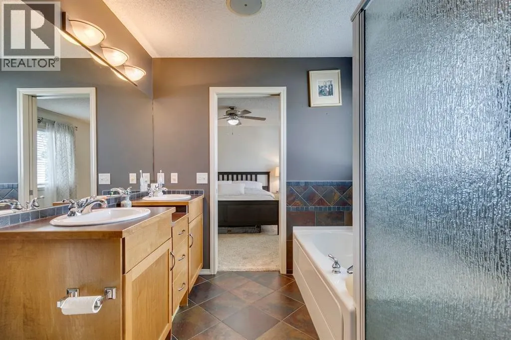 210 Elgin View SE