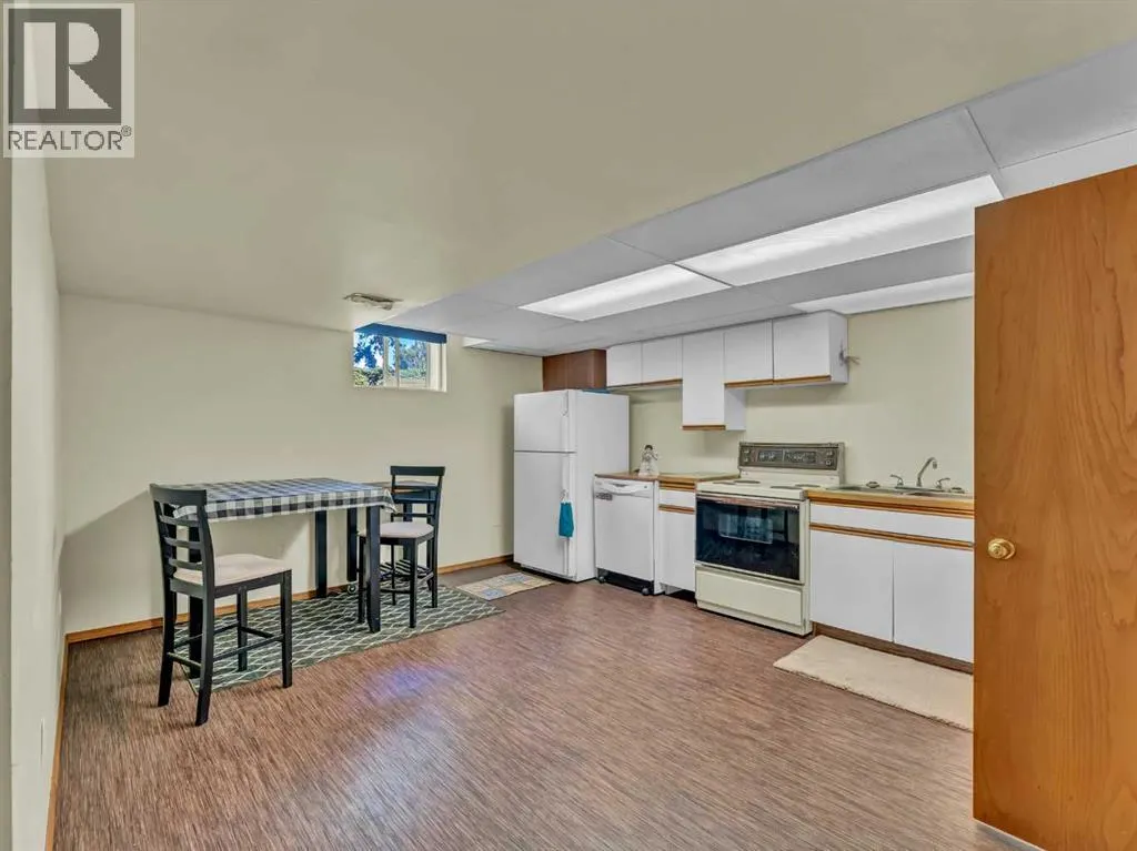 1702 15 Avenue SE