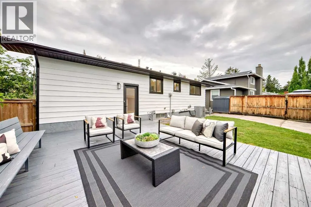 636 Cedarille Way SW