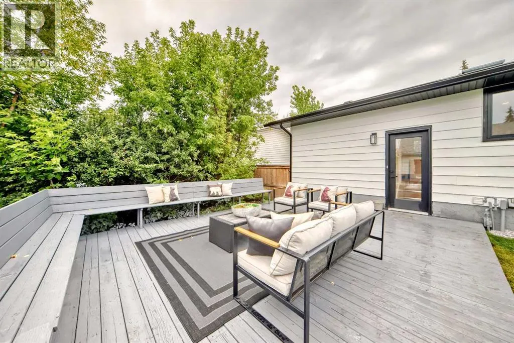 636 Cedarille Way SW