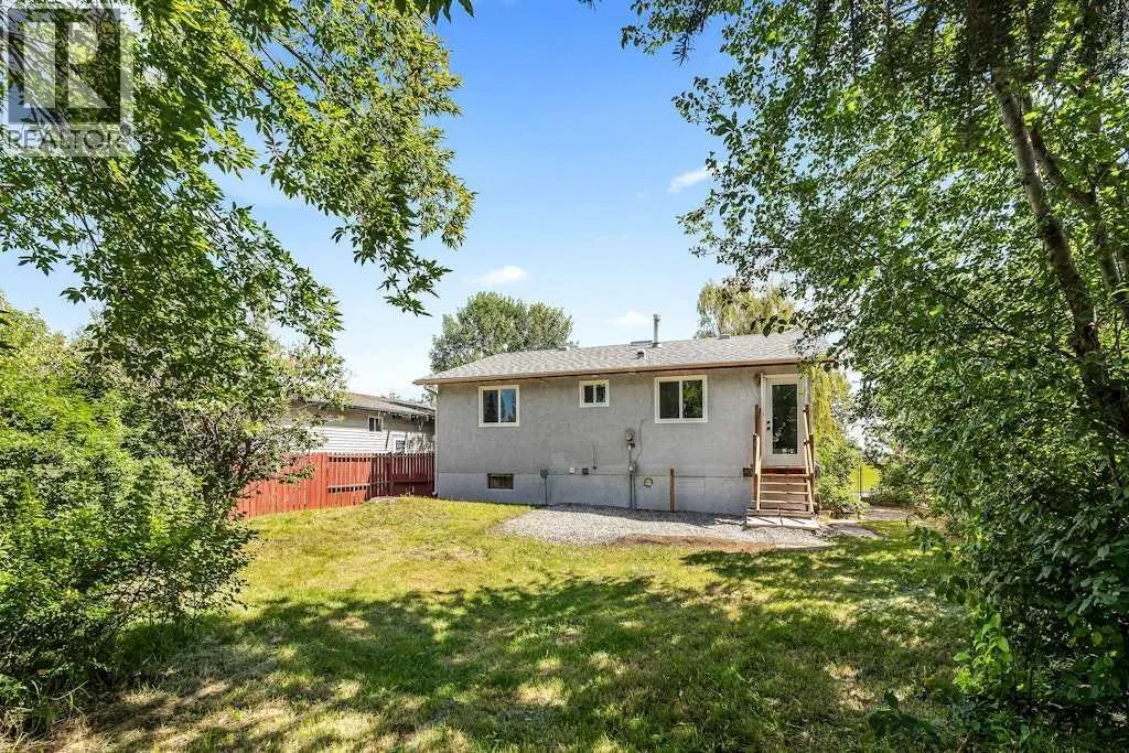856 Rundlecairn Way NE
