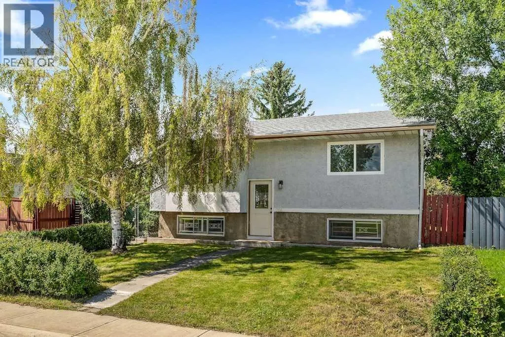 856 Rundlecairn Way NE